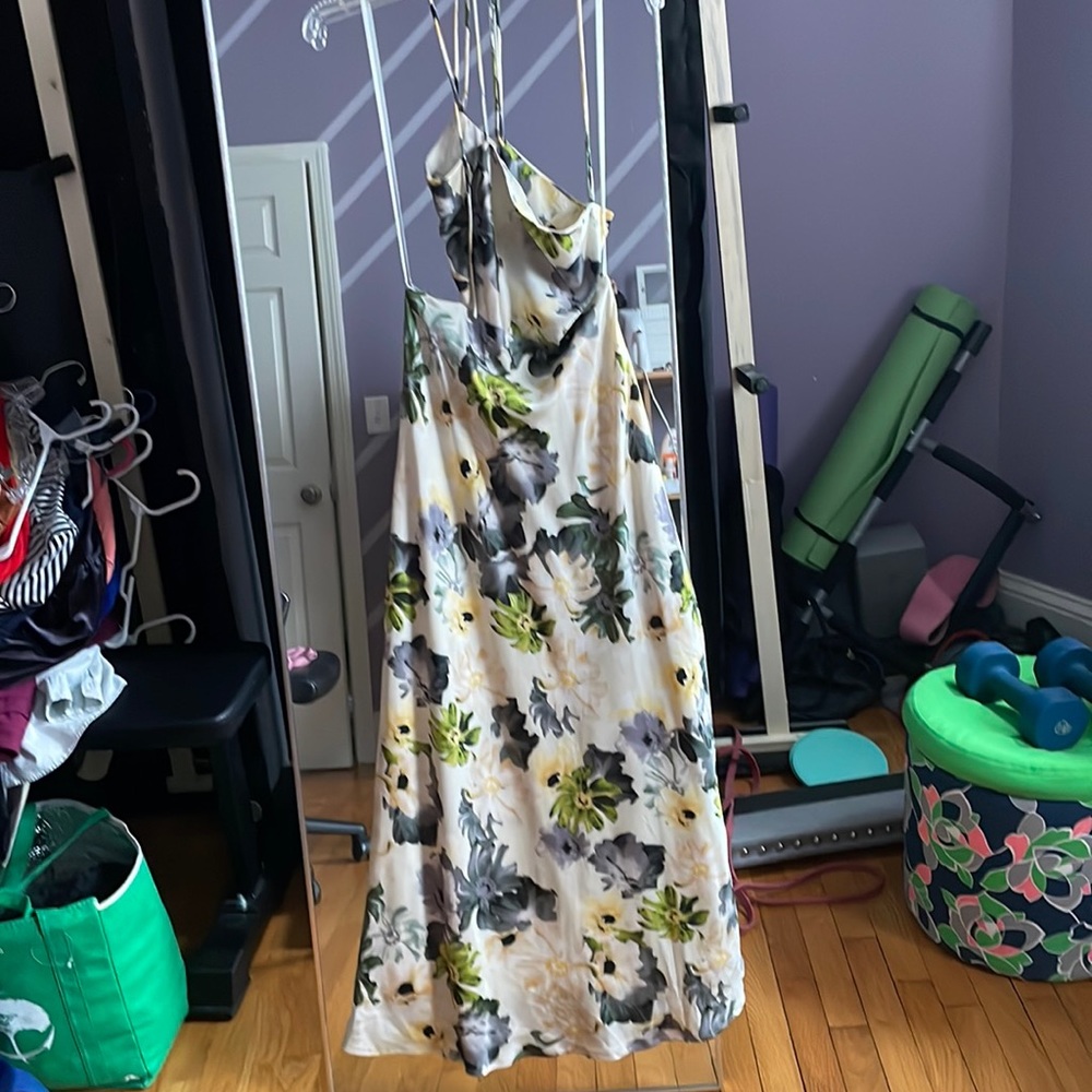 Fun wedding guest dress! Comfortable, good to dance in, fun skits on the side.